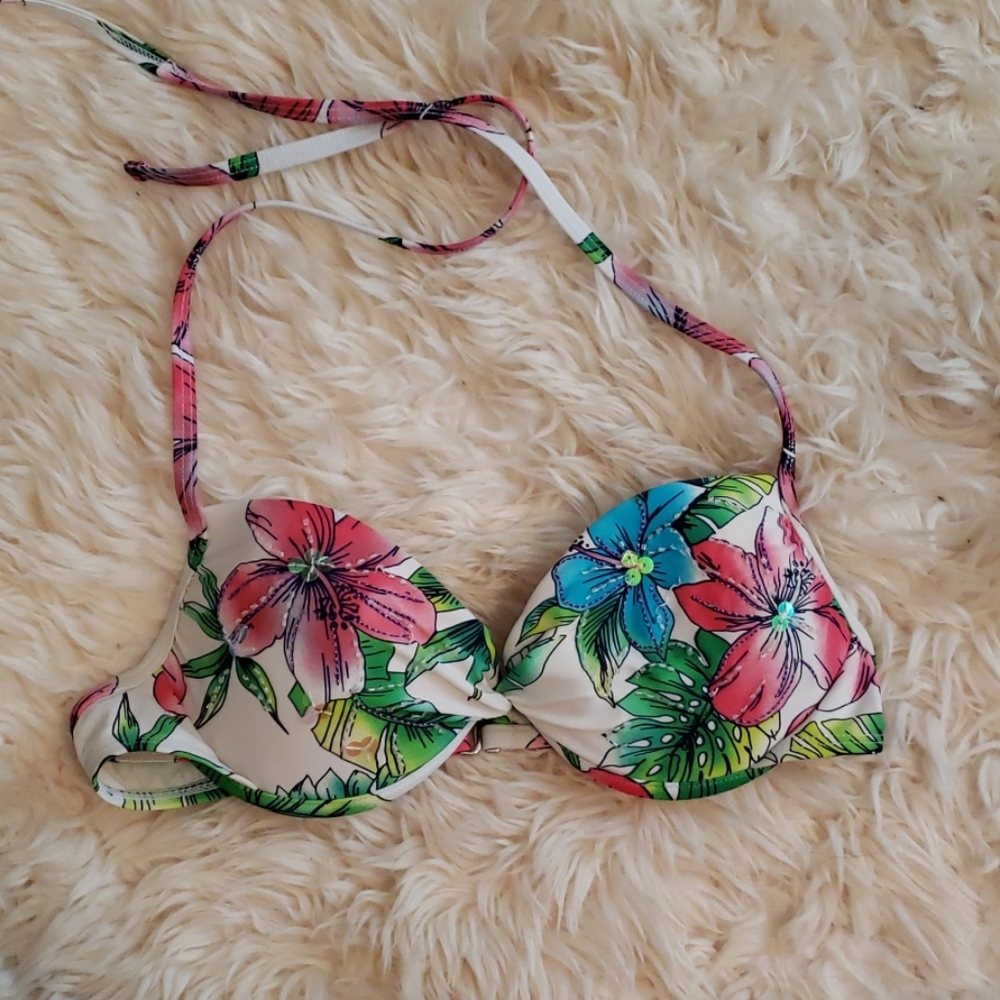 Super cute bikini top!